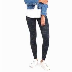 New✨ SPANX Look At Me Now Seamless Leggings (Sz L)
